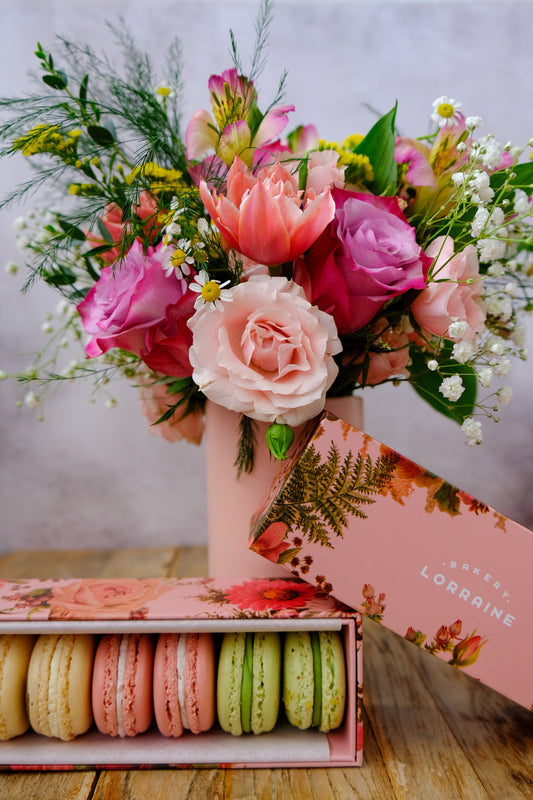 Petite Bouquet + Box of 6 Macarons (Pink)